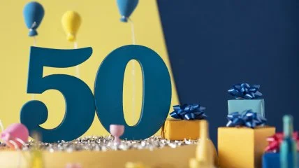Святковий дизайн з цифрою 50, кульками та подарунками