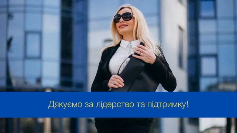 Жінка в діловому стилі з планшетом на фоні офісу