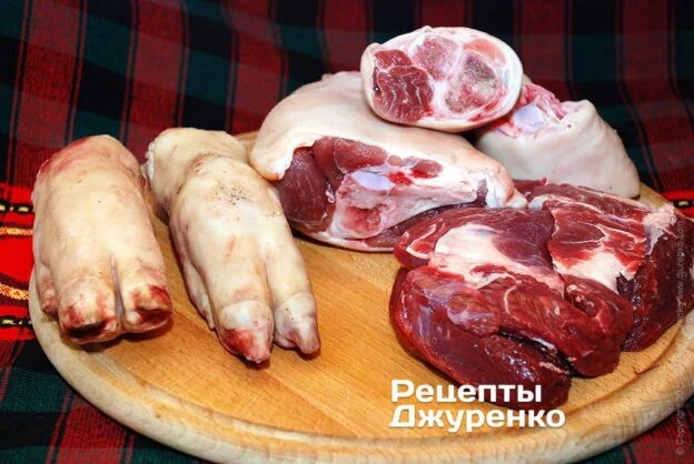 Сире яловичина та свинячі лапки для холодцю