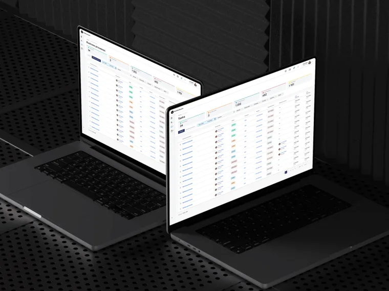 Два ноутбуки з інтерфейсом ERP для автоматизації бізнесу.