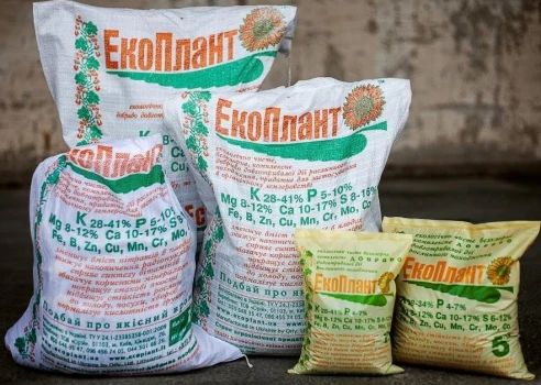 Пакування добрив Екоплант з вказаним складом мінеральних речовин.